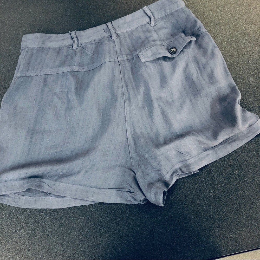 Urban Outfitters High Waisted pleat detail shorts - Picture 2 of 6